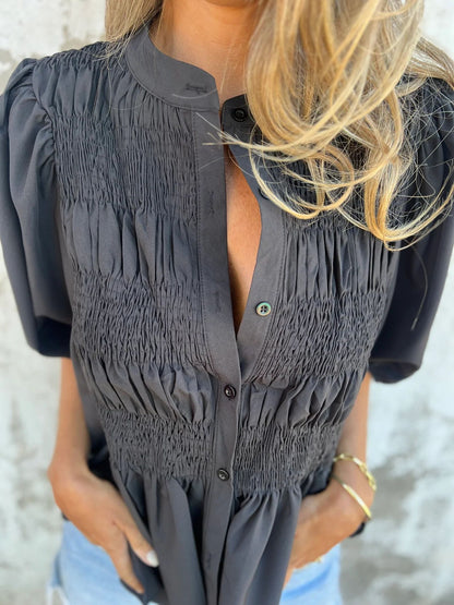 ELIZA™ - Plisserad blus med knappar