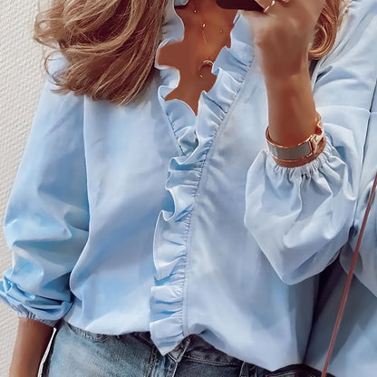 MAISY™ – Blus med volang och v-ringning