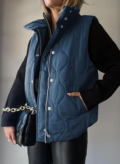 DARCY™ - Snyggt lättviktigt vadderat väst med knappar