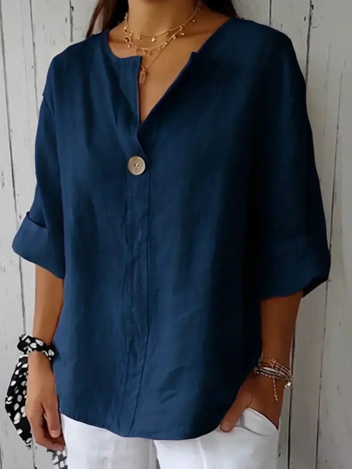 NAYLA™ - Avslappnad blus med v-ringning
