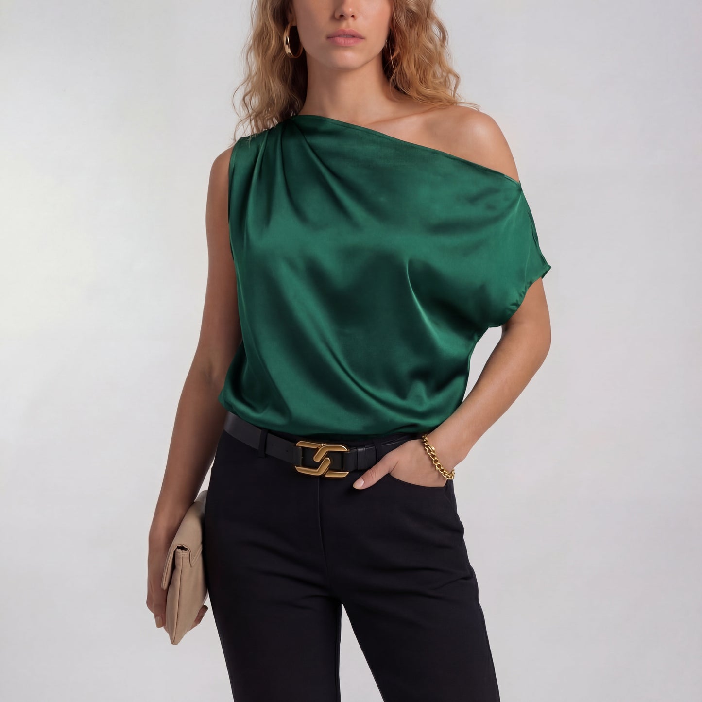 Camilla – Chic, avslappnad blus med en axel