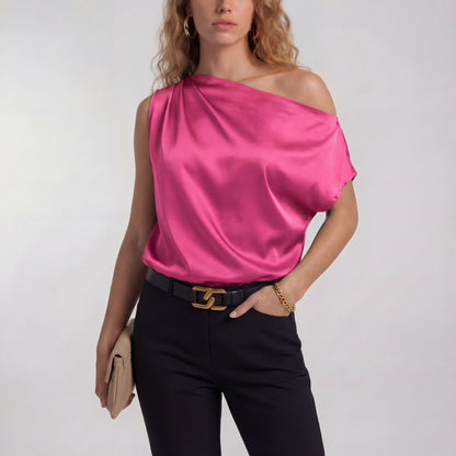 Camilla – Chic, avslappnad blus med en axel