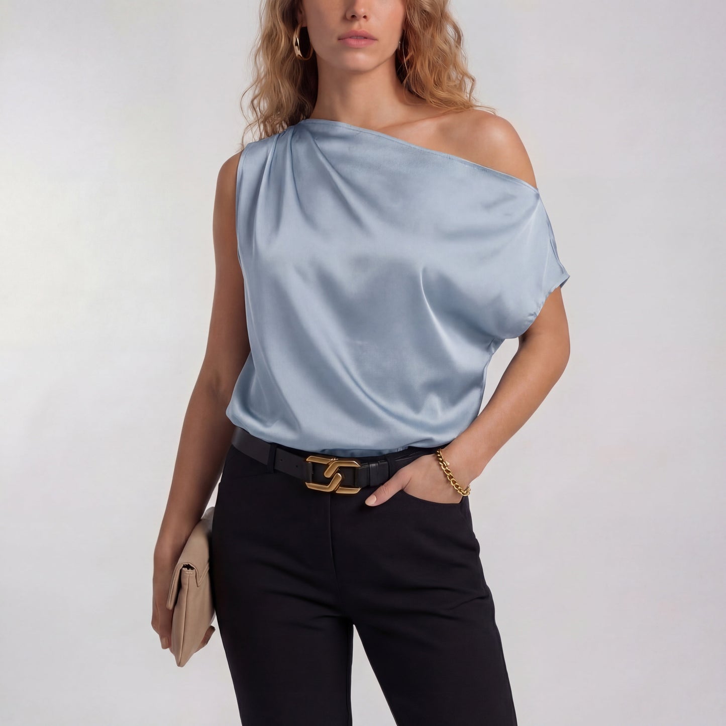 Camilla – Chic, avslappnad blus med en axel
