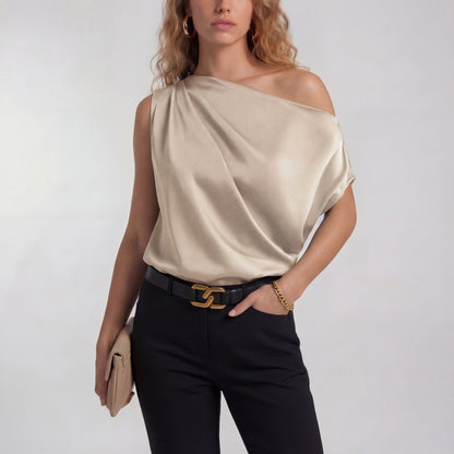 Camilla – Chic, avslappnad blus med en axel